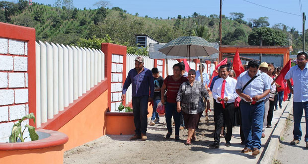 Antorcha inaugura puente y cercado de primaria en Tenampulco