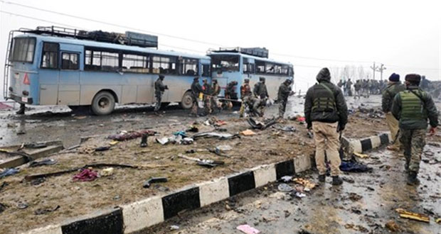 Atentado con coche bomba en India deja 40 soldados muertos