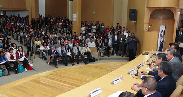 En BUAP, Higuera insta a alumnos y egresados a ir por 700 plazas en FGE