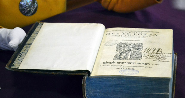 BUAP resguarda ejemplar de la primera traducción de la biblia