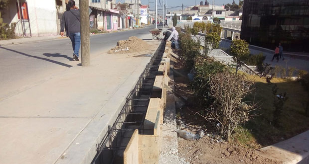 En Balcones del Sur, avanza construcción de barda en casa de cultura