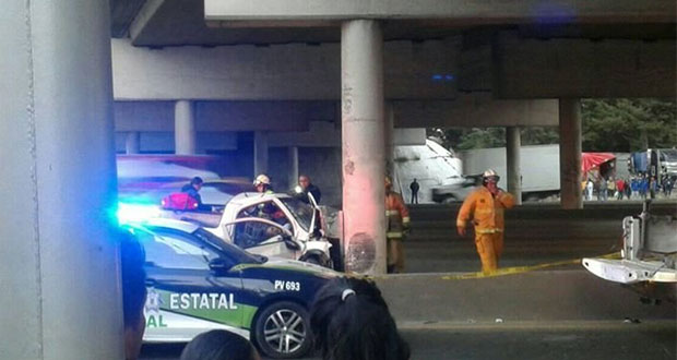 Camioneta choca en la México-Puebla y copiloto muere prensado