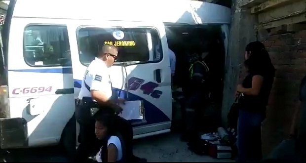 Choque de combi contra casa deja 8 heridos en Loma Bonita Caleras
