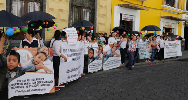 Dueñas de estancias infantiles protestan ante el Congreso local