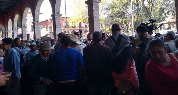 Frente al palacio de Huauchinango, piden respuesta para obras