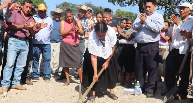 Inicia pavimentación de tramo Papatlazolco-Hidalgo en Huauchinango