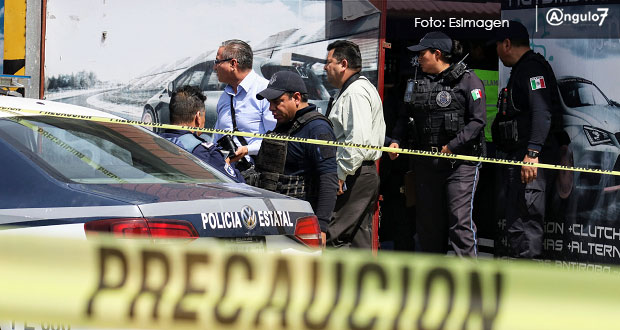 Matan a balazos a 2 hombres en negocio de mofles cerca de Mercado Morelos