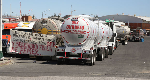 Protestan piperos de combustible por descuentos en su nómina