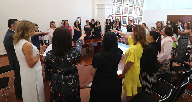 Rinden protesta miembros de voluntariados del gobierno del estado