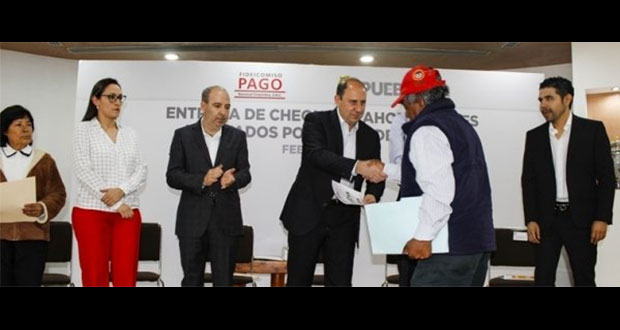 SGG entrega 33 cheques a defraudados por casas de ahorro insolventes