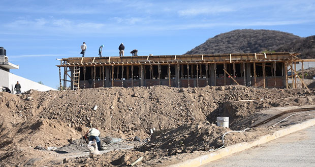 Techado, barda y aulas en Unidad Educativa de Atlixco van al 80%