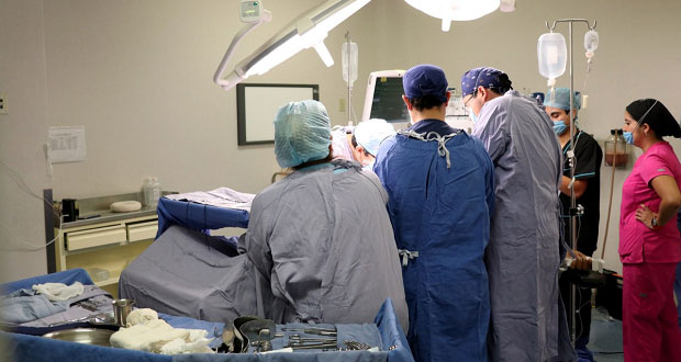 Trasplantan riñón de madre a hijo en Hospital General del Sur