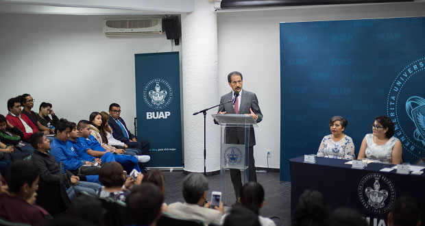 Universitarios deben enfocarse en beneficiar a comunidad: Esparza