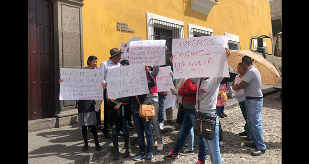 Se manifiestan vecinos de Barranca Honda frente a Casa Aguayo