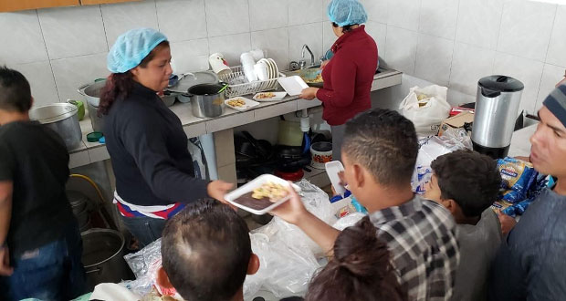 En Puebla capital no hay víveres para migrantes tras llegada de 905