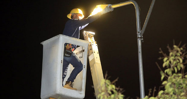 Rivera entrega 873 nuevas luminarias en Jardines de San Manuel