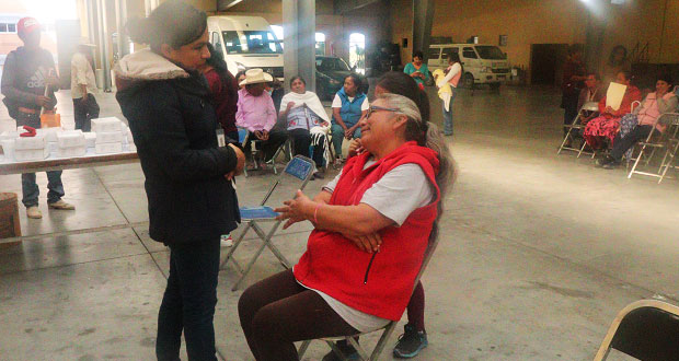 Acuden 200 personas a campaña de salud visual en Tepexi