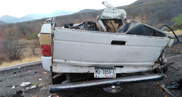 Choque entre tráiler y camioneta deja 7 muertos en Michoacán