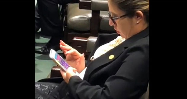 Captan a diputada federal de Puebla jugando Candy Crush en sesión
