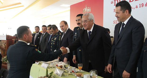 En Día del Ejército, gobernador reconoce compromiso de militares