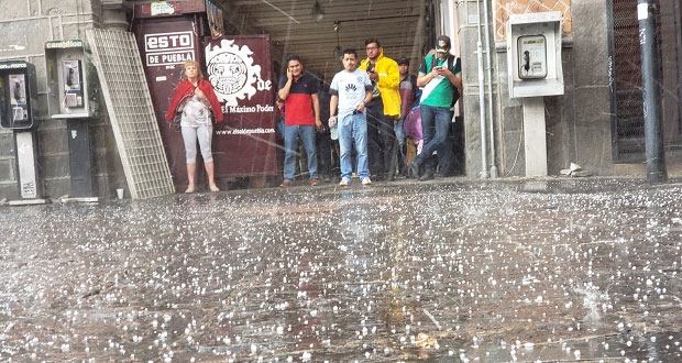 Intensa lluvia y granizada en Puebla