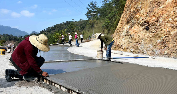 Avanza pavimentación de calle en comunidad de Huitzilan de Serdán