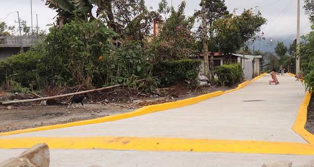 Inauguran pavimentación de calle ubicada en localidad de Tlaola
