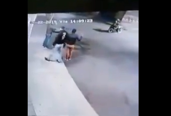 Video capta robo de motocicleta a mano armada en Texmelucan