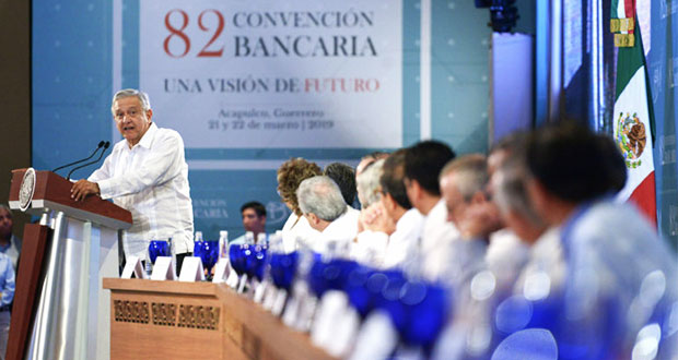 AMLO pide a banqueros bajar comisiones a remesas y promete no regular