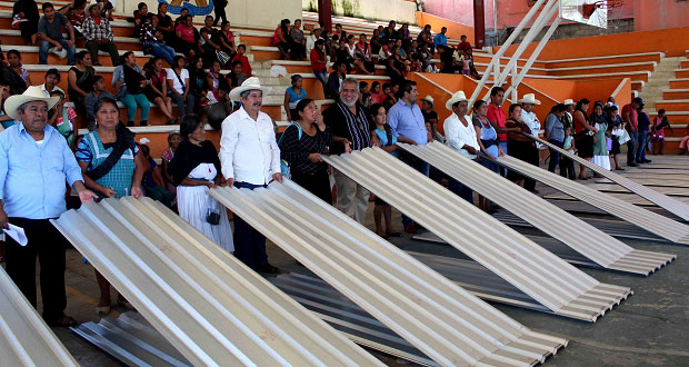 Ayuntamiento de Huitzilan entrega láminas para techos de viviendas