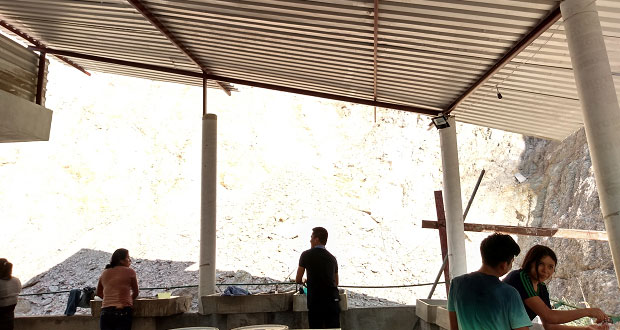 Ayuntamiento de Tecomatlán entrega láminas para Villa Estudiantil