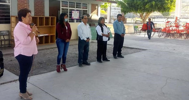 Ayuntamiento de Tepexi entrega mobiliario a primaria de Otlaltepec