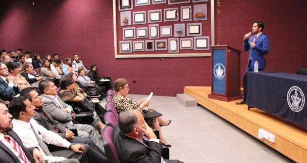 Ayuntamiento poblano acerca temas de transparencia a universitarios
