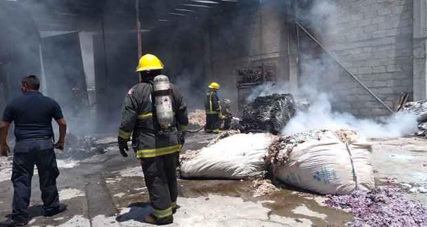 Bomberos sofocan incendio en bodega de la colonia El Salvador