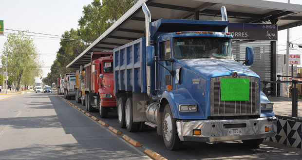 Camiones bloquean carril de L3 de RUTA en Valsequillo por falta de pago