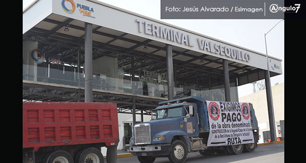 Camiones bloquean carril de L3 de RUTA en Valsequillo por falta de pago