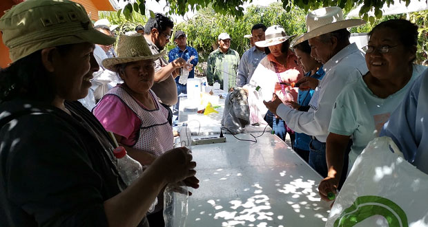 Capacitan a productores agrícolas de Ahuatempan en control de plagas