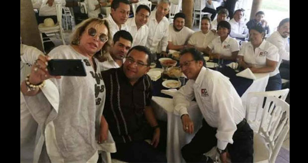 Gordillo reaparece con organización que apoya a gobierno federal