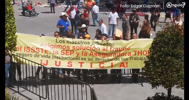 En evento de AMLO, maestros se manifiestan y acusan a aseguradora de fraude