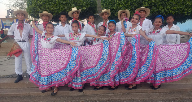 Con un carnaval, inicia Feria de San Vicente Boquerón, en Acatlán