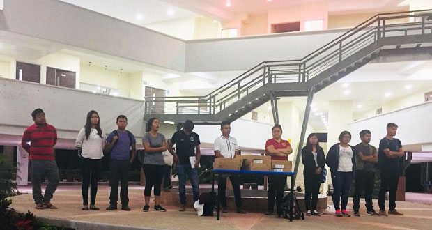 Fnerrr entrega computadoras a la Villa Estudiantil de Tecomatlán