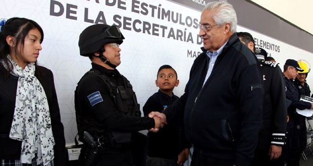 Gobierno estatal entrega estímulos y ascensos a policías de la SSP