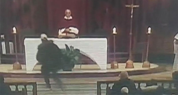 Hieren con cuchillo a sacerdote mientras oficiaba misa en Canadá