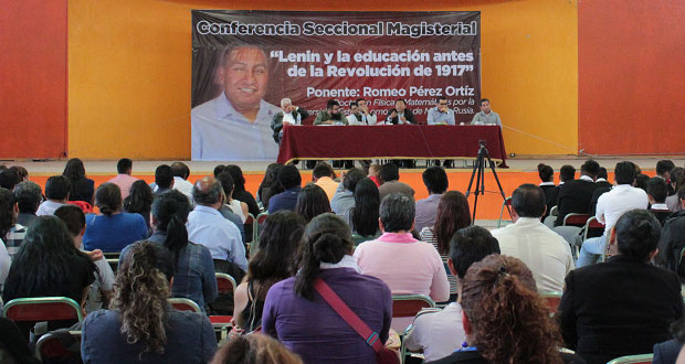 Imparte doctor en Física y Matemáticas conferencia a Antorcha
