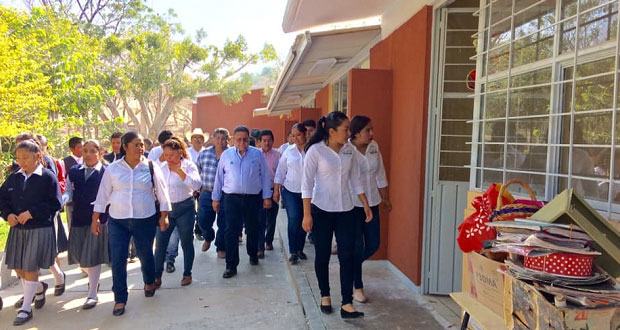 Inauguran aulas y rehabilitación de primaria en Yeloixtlahuaca