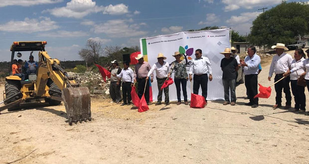 Inician y entregan obras en localidades de Santa Inés Ahuatempan