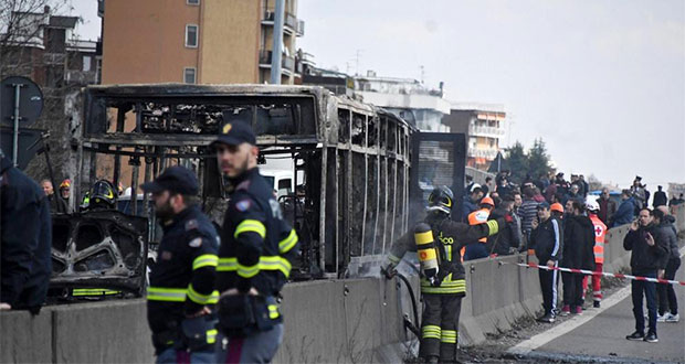 En Italia, conductor secuestra autobús con 51 niños y lo quema