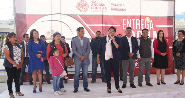 Karina Pérez entrega techado en primaria Lázaro Cárdenas