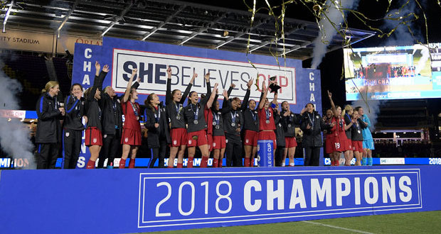 Mujeres futbolistas de EU demanda a federación por discriminación
