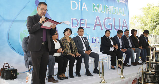 Pérez entrega cheque de $60,000 y bebederos en centro escolar